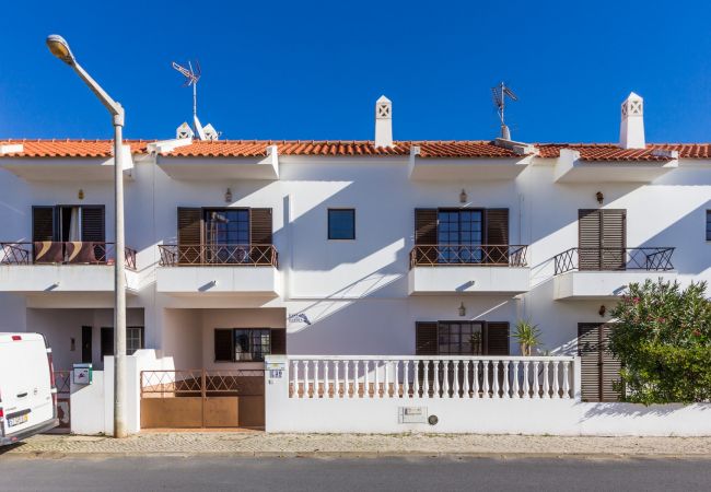 Casa em Manta Rota - Moradia a 6 minutos da praia com Pátio by AlgarveManta