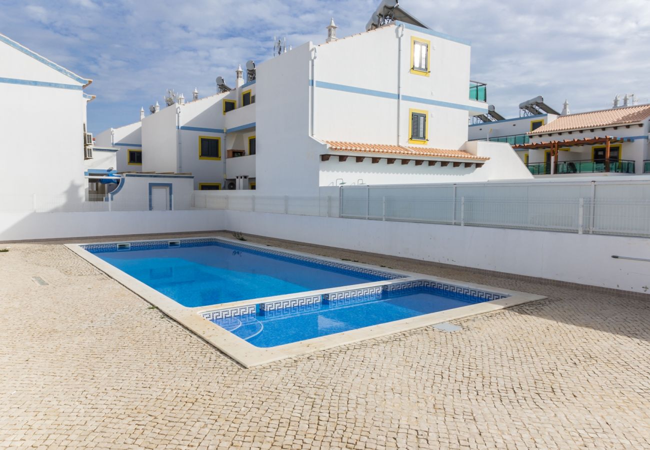 Casa geminada em Manta Rota - Moradia com WIFI, piscina comum a 200m da praia by AlgarveManta (1V4)