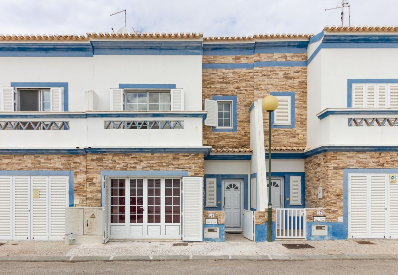 Casa geminada em Manta Rota - Moradia com WIFI, piscina comum a 200m da praia by AlgarveManta (1V4)