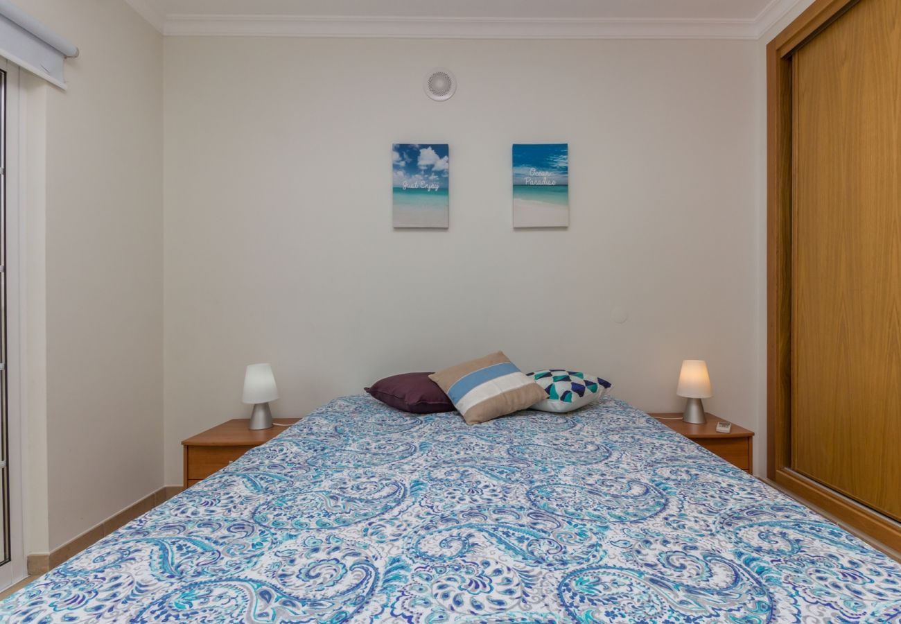 Casa geminada em Manta Rota - Moradia com WIFI, piscina comum a 200m da praia by AlgarveManta (1V4)