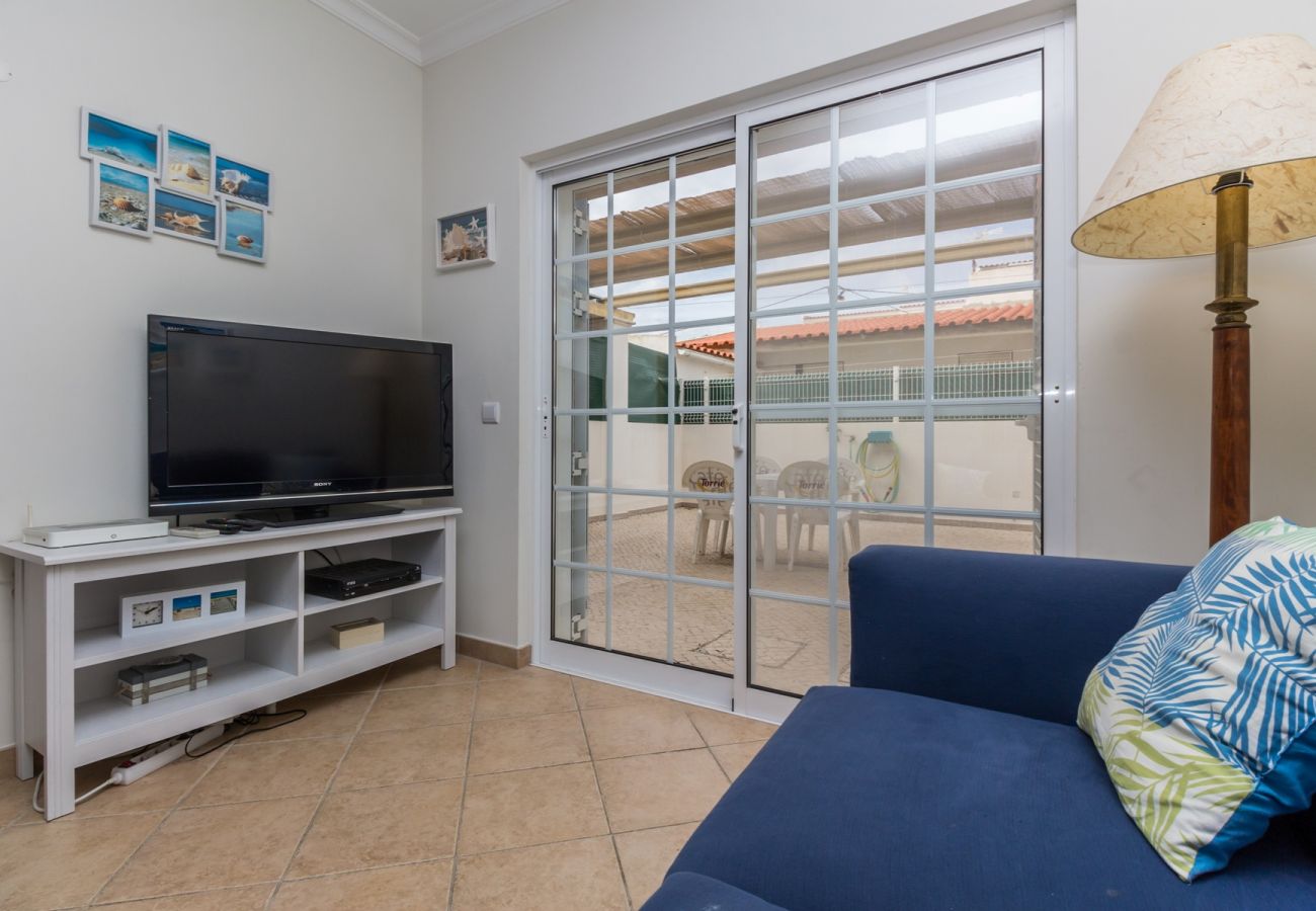 Casa geminada em Manta Rota - Moradia com WIFI, piscina comum a 200m da praia by AlgarveManta (1V4)