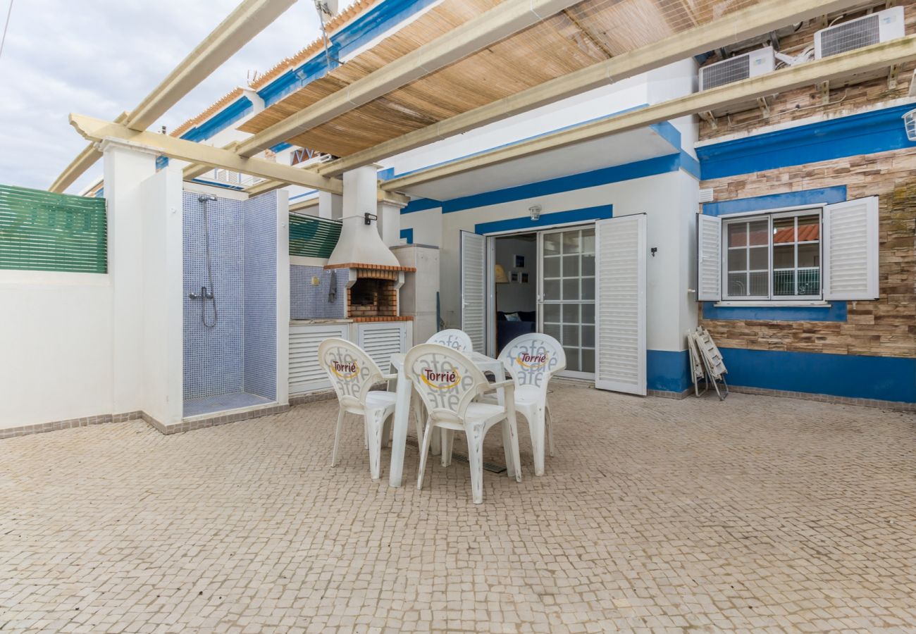 Casa geminada em Manta Rota - Moradia com WIFI, piscina comum a 200m da praia by AlgarveManta (1V4)