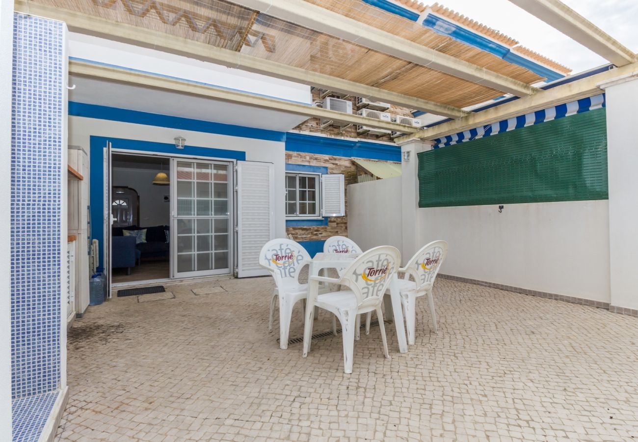 Casa geminada em Manta Rota - Moradia com WIFI, piscina comum a 200m da praia by AlgarveManta (1V4)