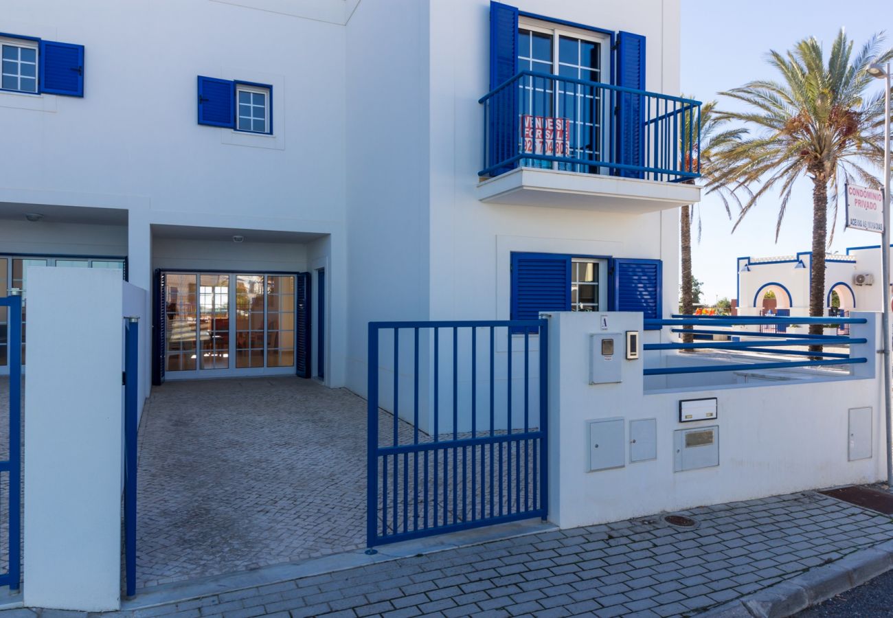 Casa geminada em Manta Rota - Moradia-A V3 na 1º linha de praia e Wi-Fi by AlgarveManta (14V3)