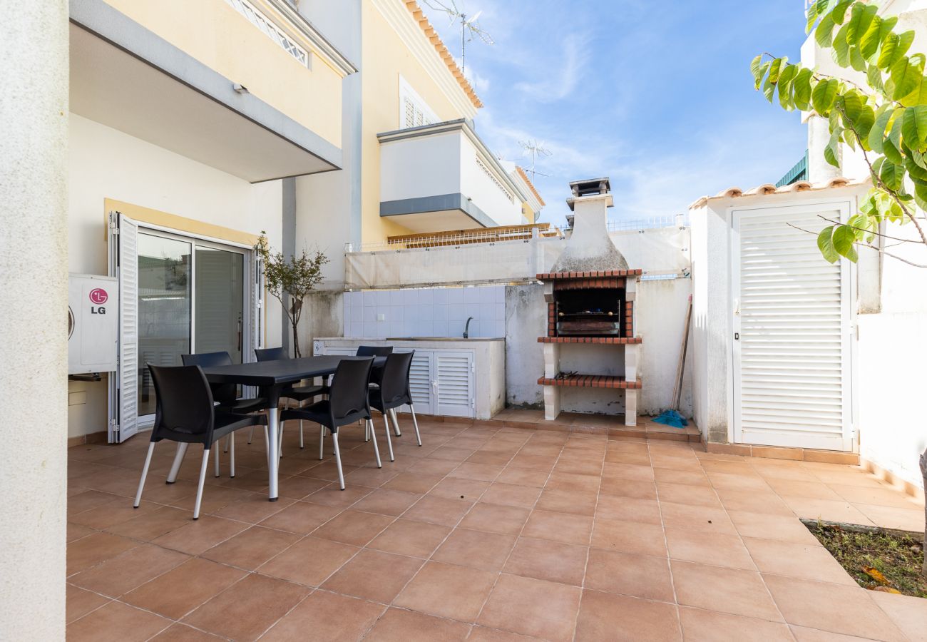 Casa em Manta Rota - Moradia com estacionamento no centro da vila by AlgarveManta (10V3)