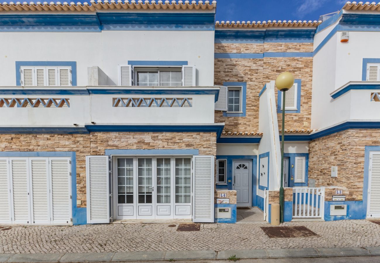 Casa em Manta Rota - Moradia V3 com piscina Comum e WIFI by AlgarveManta (22V3)