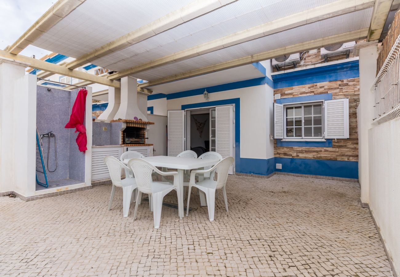 Casa em Manta Rota - Moradia V3 com piscina Comum e WIFI by AlgarveManta (22V3)