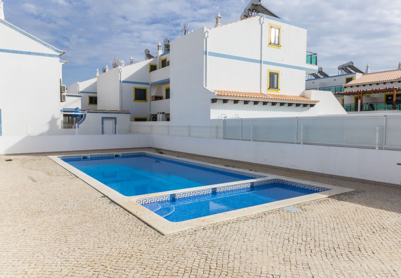 Casa em Manta Rota - Moradia V3 com piscina Comum e WIFI by AlgarveManta (22V3)