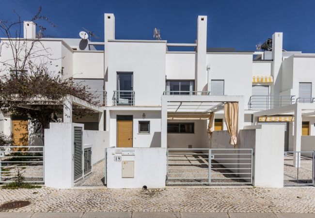  em Manta Rota - Moradia com 3 quartos a 100m da praia com Pátio by AlgarveManta (41V3)