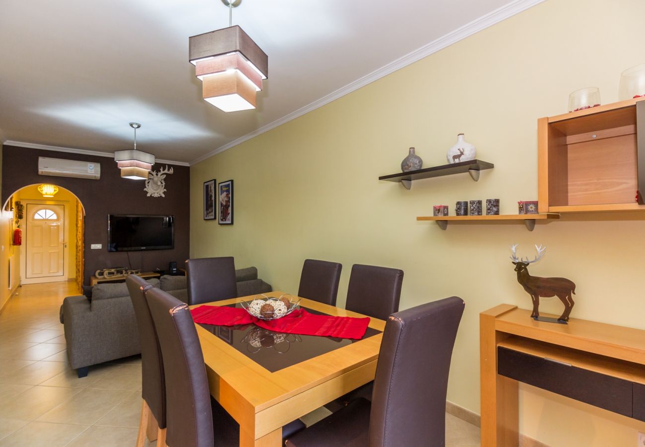 Casa em Manta Rota - Moradia V3 com Pátio e WIFI by AlgarveManta (55V3)