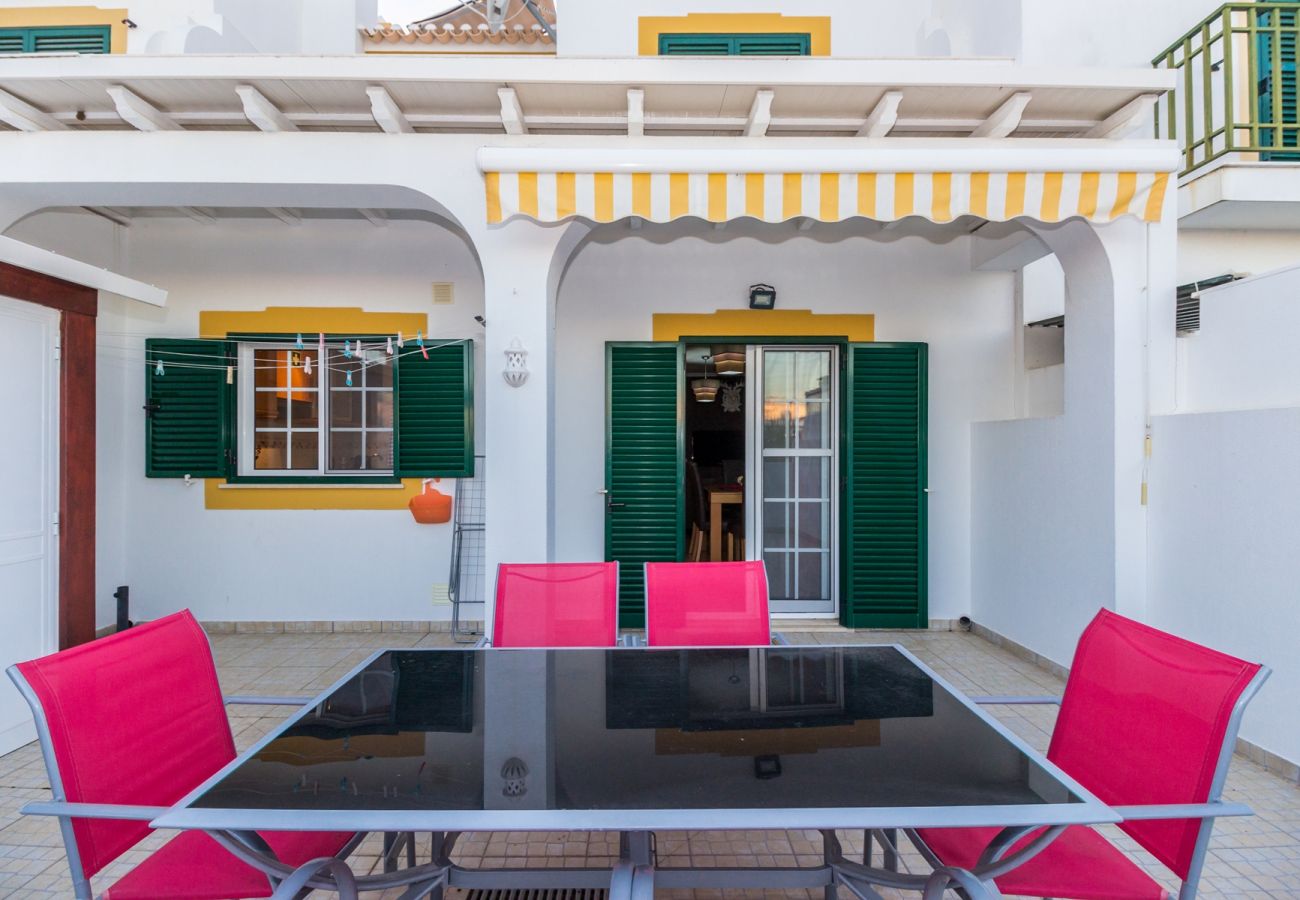Casa em Manta Rota - Moradia V3 com Pátio e WIFI by AlgarveManta (55V3)