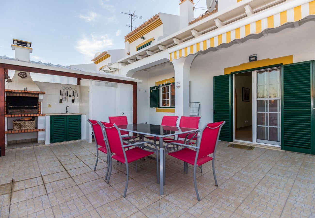 Casa em Manta Rota - Moradia V3 com Pátio e WIFI by AlgarveManta (55V3)