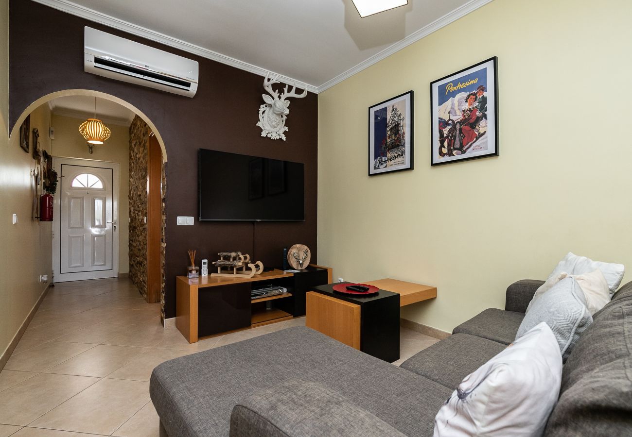 Casa em Manta Rota - Moradia V3 com Pátio e WIFI by AlgarveManta (55V3)