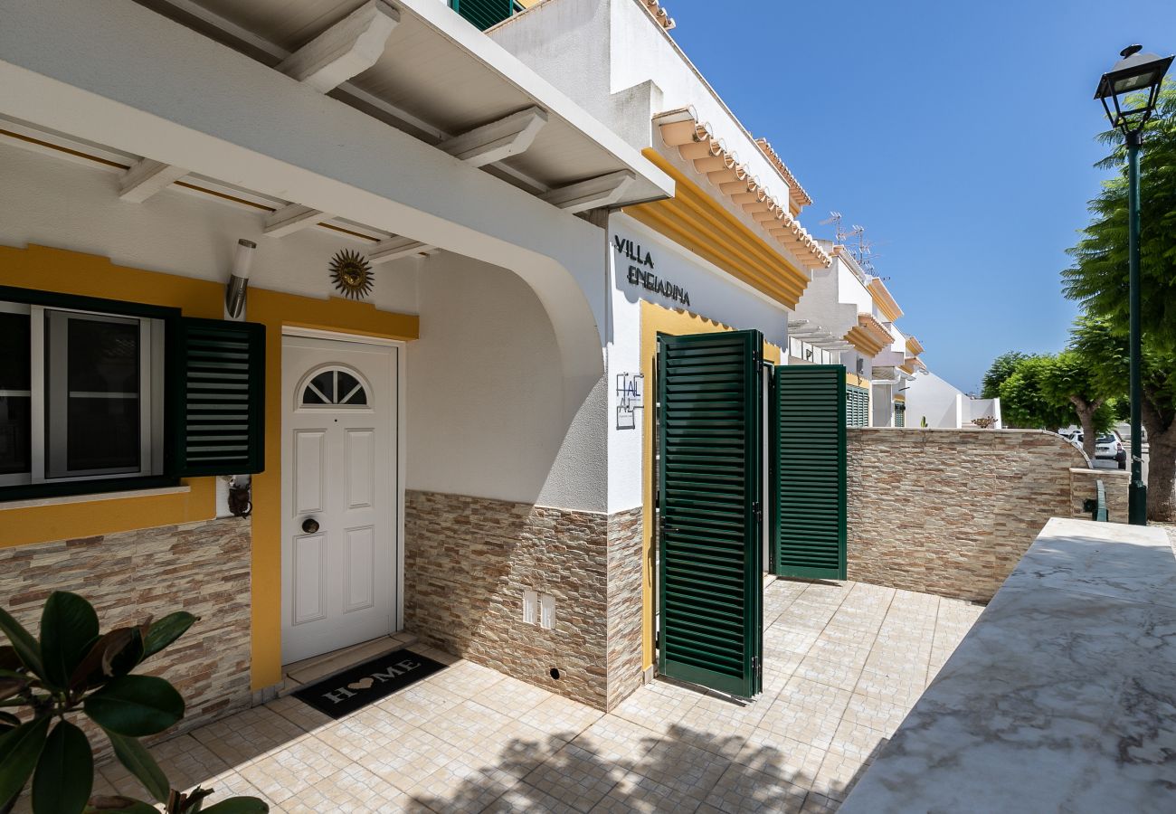 Casa em Manta Rota - Moradia V3 com Pátio e WIFI by AlgarveManta (55V3)