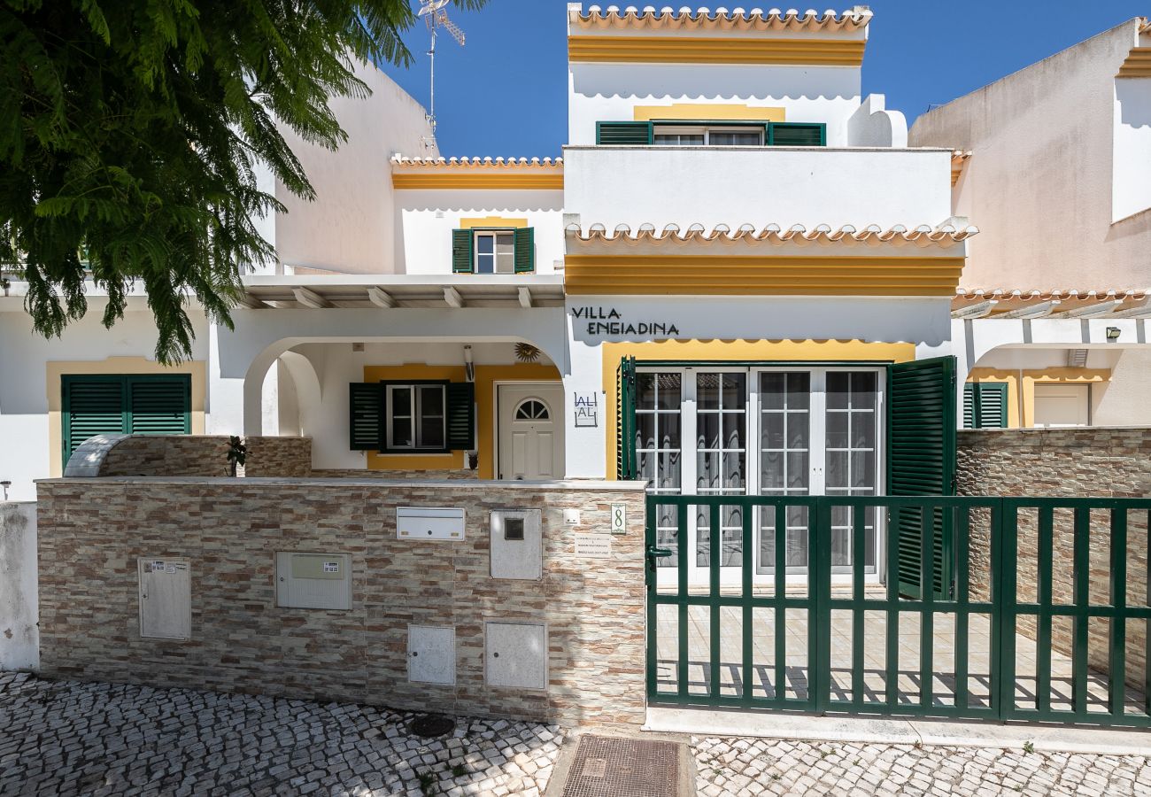 Casa em Manta Rota - Moradia V3 com Pátio e WIFI by AlgarveManta (55V3)