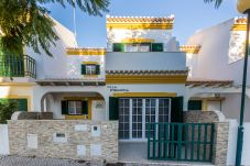 Casa em Manta Rota - Moradia V3 com Pátio e WIFI by...
