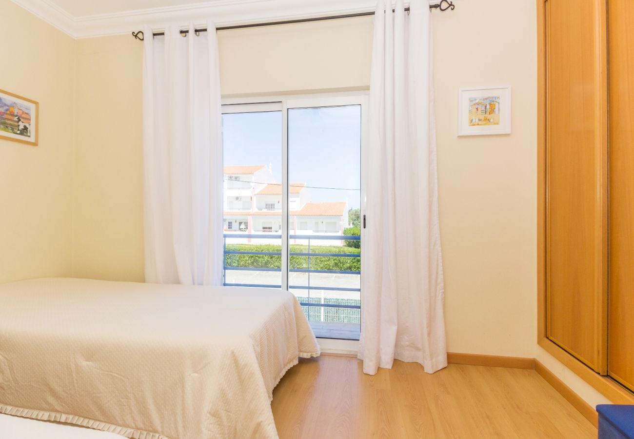 Casa em Manta Rota - Moradia com 4 quartos e piscina com WIFI a 300m da praia by AlgarveManta (5V4)