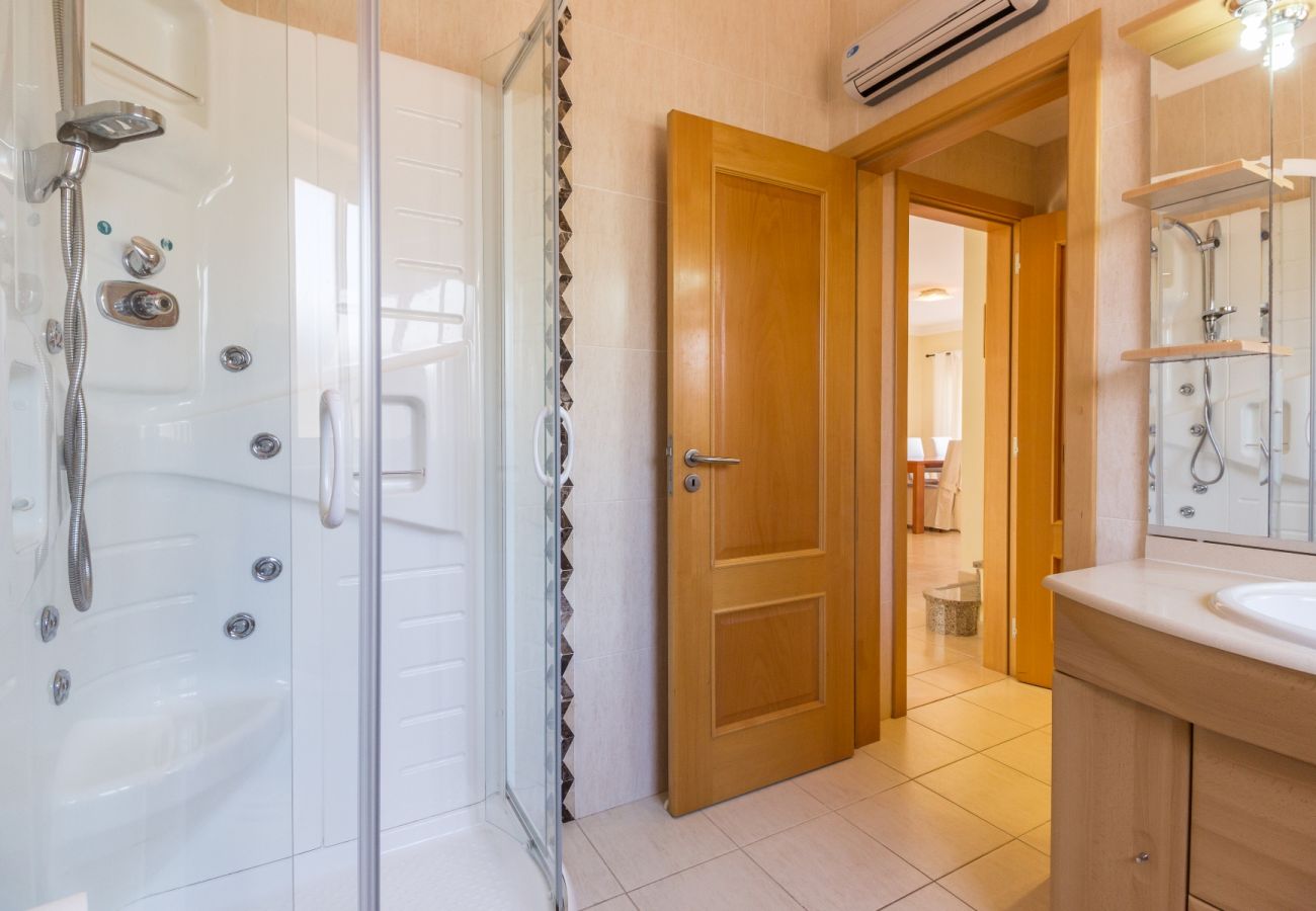 Casa em Manta Rota - Moradia com 4 quartos e piscina com WIFI a 300m da praia by AlgarveManta (5V4)