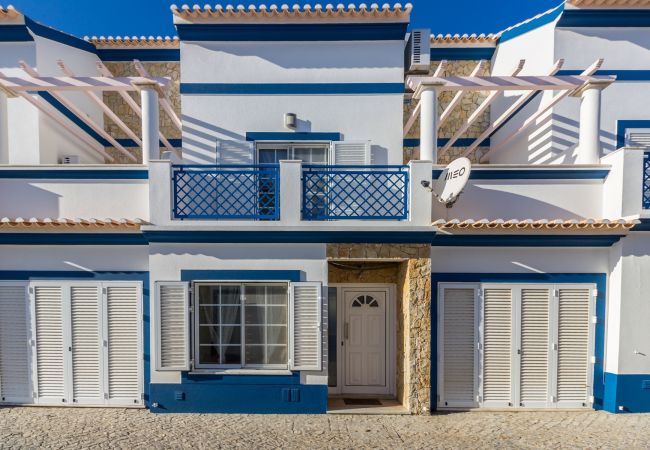 em Manta Rota - Moradia de 4 quartos em condomínio com piscina by AlgarveManta (4V4)