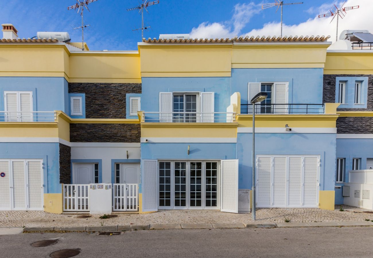 Casa geminada em Manta Rota - Moradia Com 4 quartos e pátio by AlgarveManta (10V4)