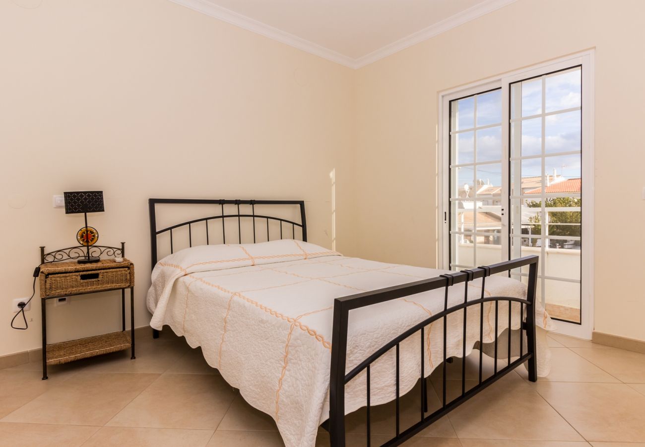 Casa geminada em Manta Rota - Moradia Com 4 quartos e pátio by AlgarveManta (10V4)