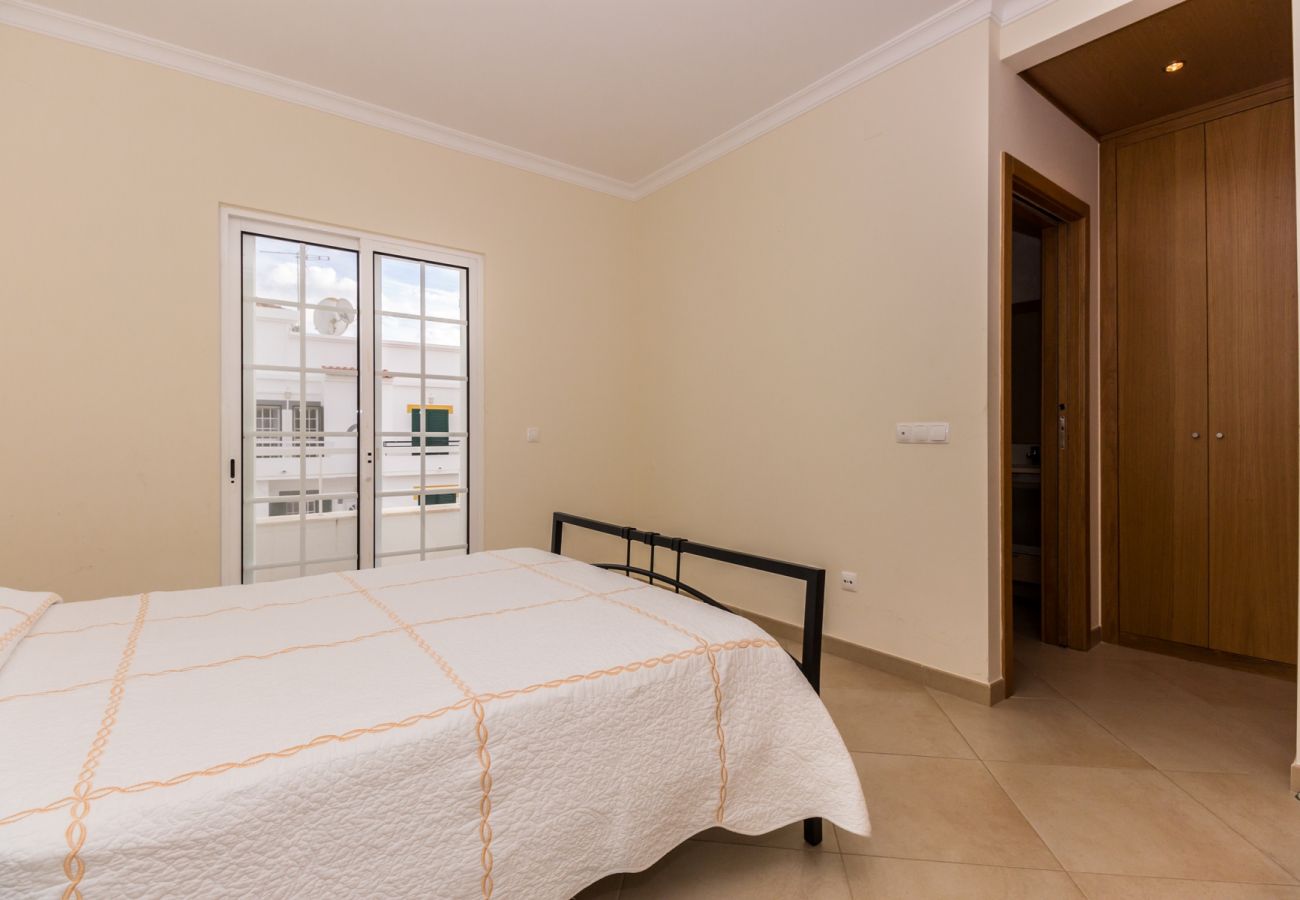 Casa geminada em Manta Rota - Moradia Com 4 quartos e pátio by AlgarveManta (10V4)