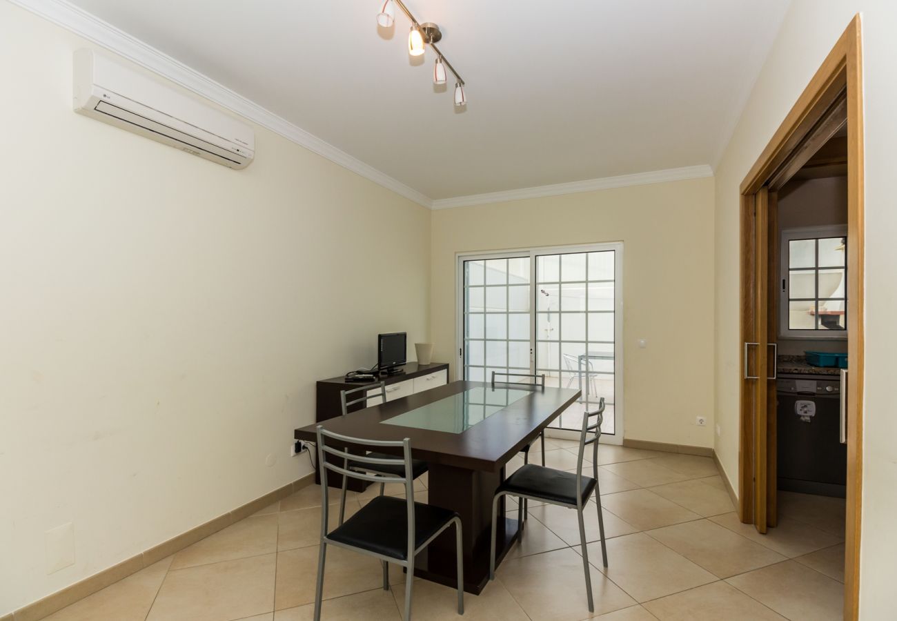 Casa geminada em Manta Rota - Moradia Com 4 quartos e pátio by AlgarveManta (10V4)