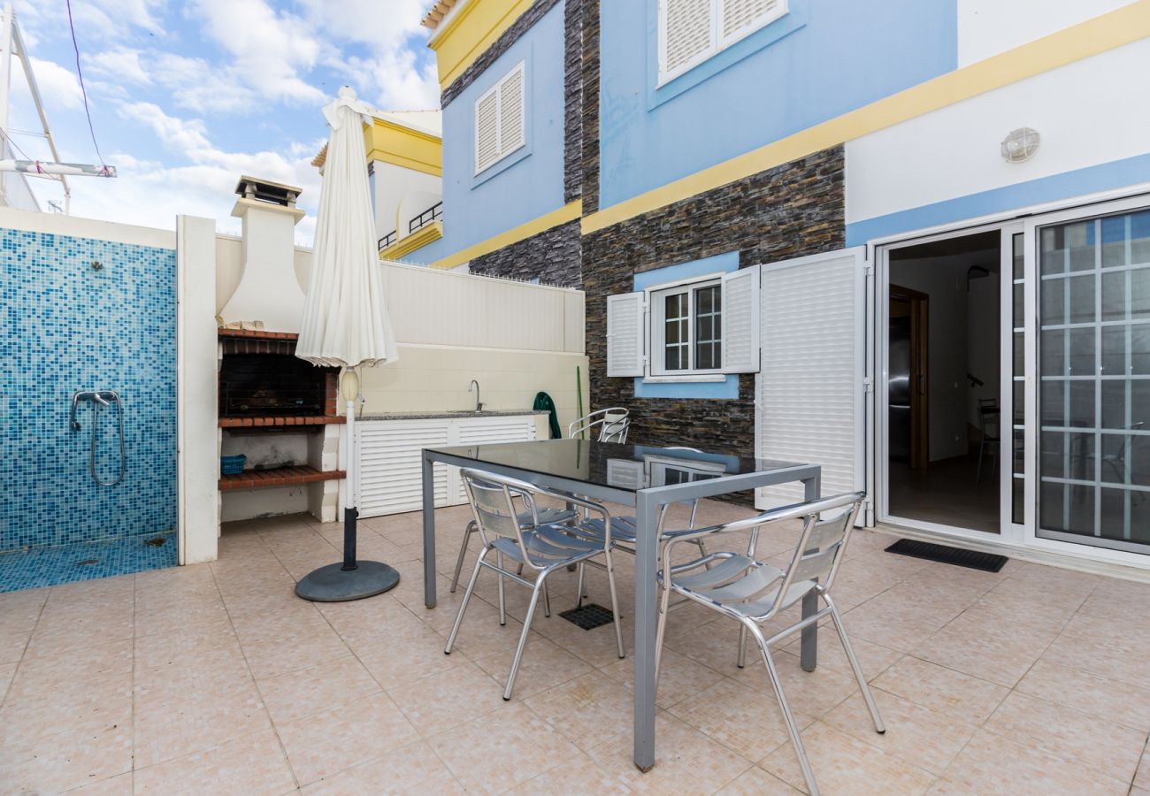 Casa geminada em Manta Rota - Moradia Com 4 quartos e pátio by AlgarveManta (10V4)