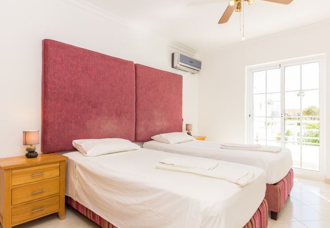 Casa em Manta Rota - Moradia a 50m da praia com piscina privada e WIFI by AlgarveManta (42V3) Casa em Manta Rota - Moradia a 50m da praia com piscina privada e WIFI by AlgarveManta (42V3)