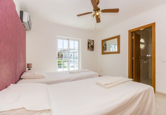 Casa em Manta Rota - Moradia a 50m da praia com piscina privada e WIFI by AlgarveManta (42V3) Casa em Manta Rota - Moradia a 50m da praia com piscina privada e WIFI by AlgarveManta (42V3)