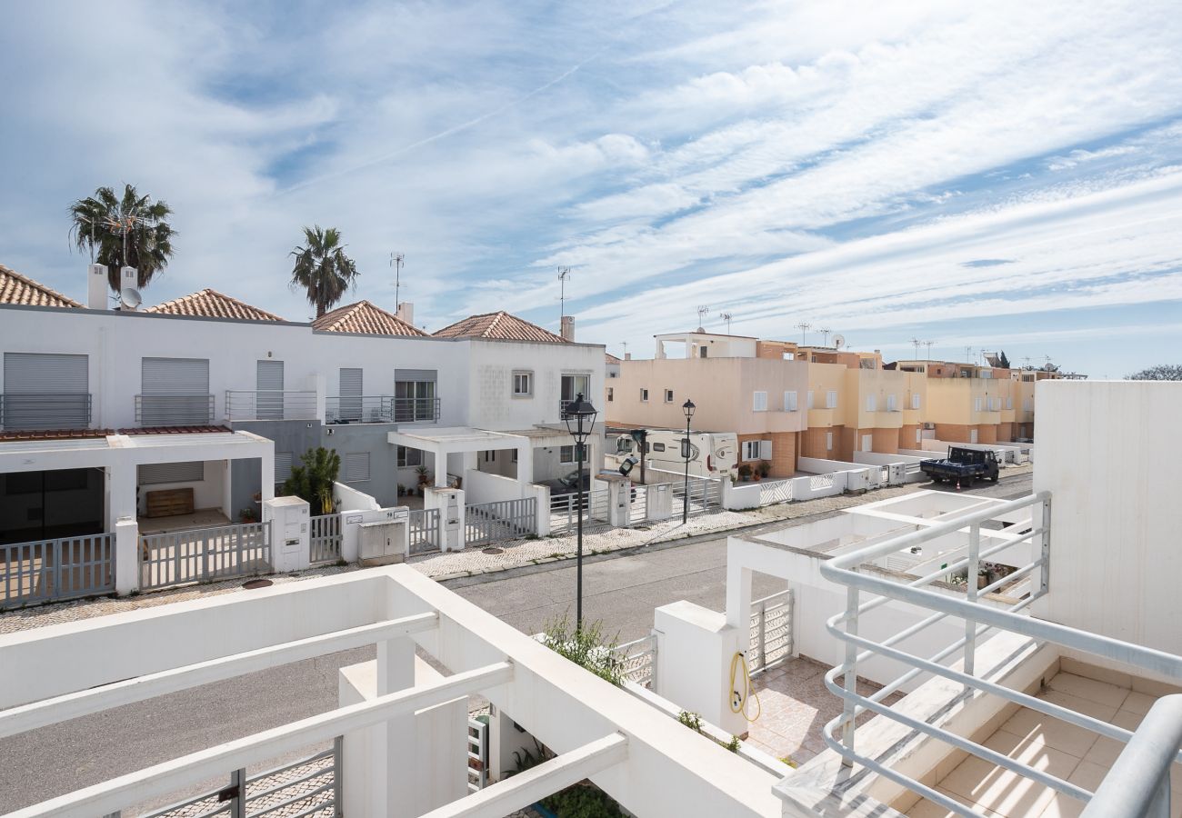 Casa geminada em Manta Rota - Moradia com 2 quartos e pátio by AlgarveManta (8V2)