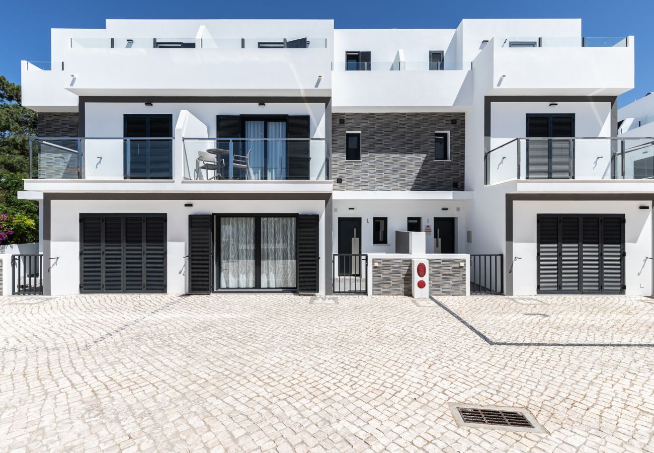 Casa geminada em Manta Rota - Moradia 4 quartos com piscina em condomínio by AlgarveManta (6V4)