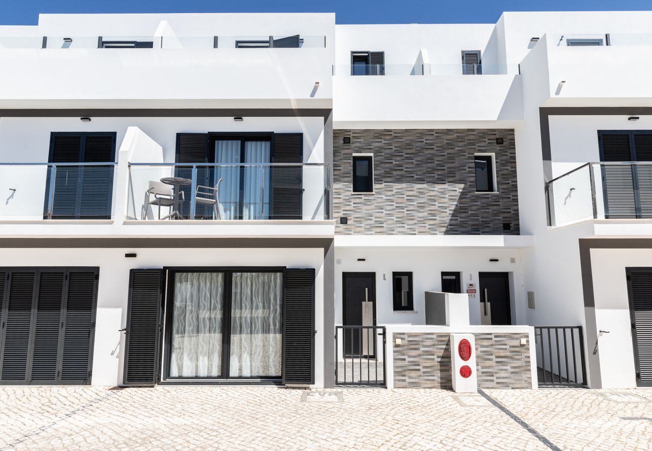 Casa geminada em Manta Rota - Moradia 4 quartos com piscina em condomínio by AlgarveManta (6V4)