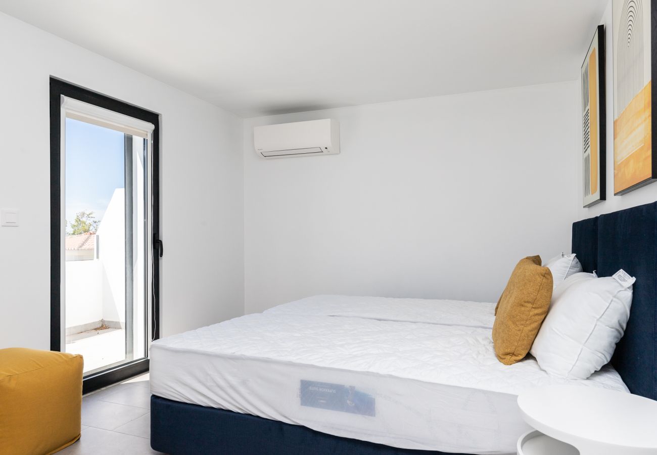 Casa geminada em Manta Rota - Moradia 4 quartos com piscina em condomínio by AlgarveManta (6V4)