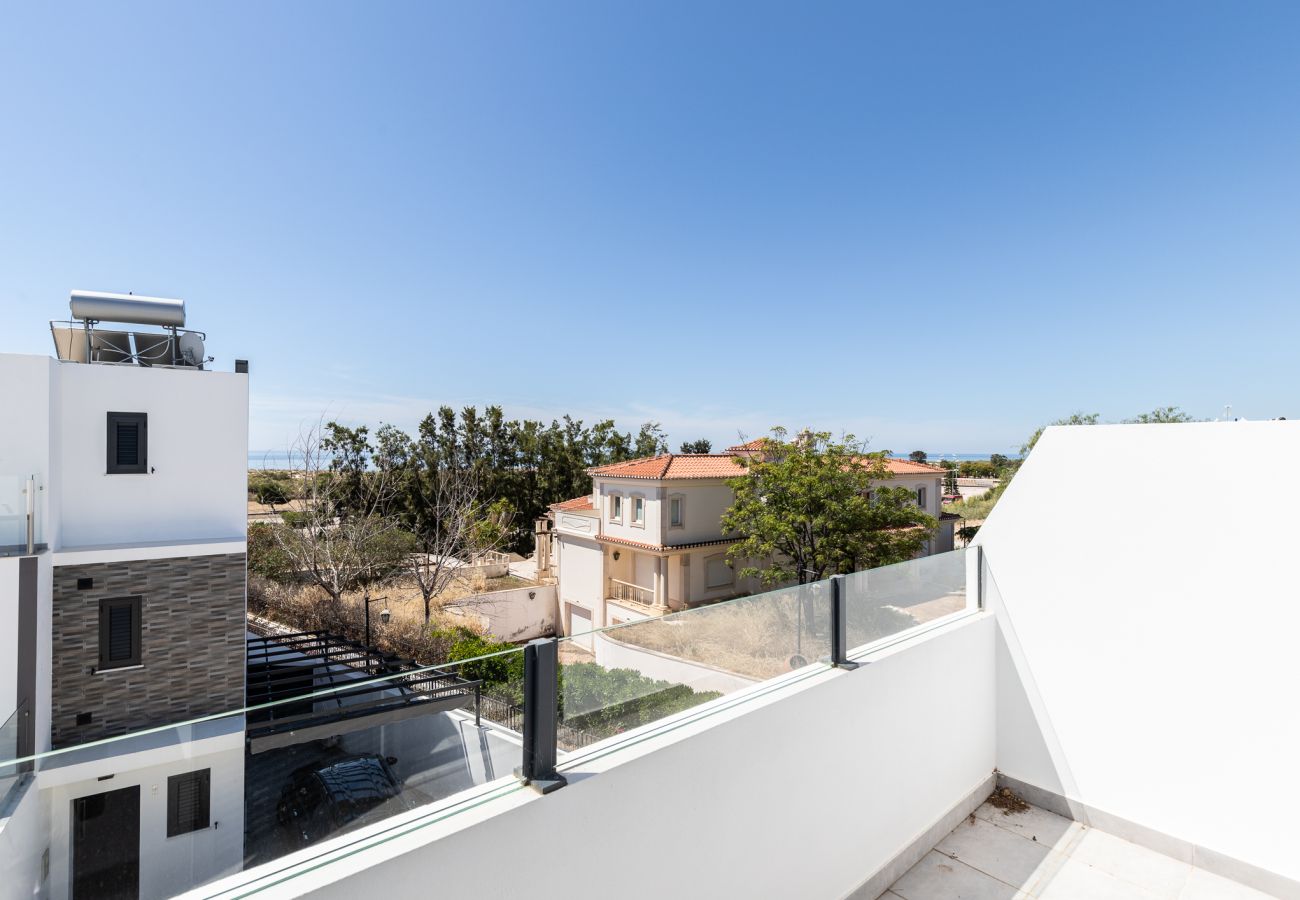 Casa geminada em Manta Rota - Moradia 4 quartos com piscina em condomínio by AlgarveManta (6V4)