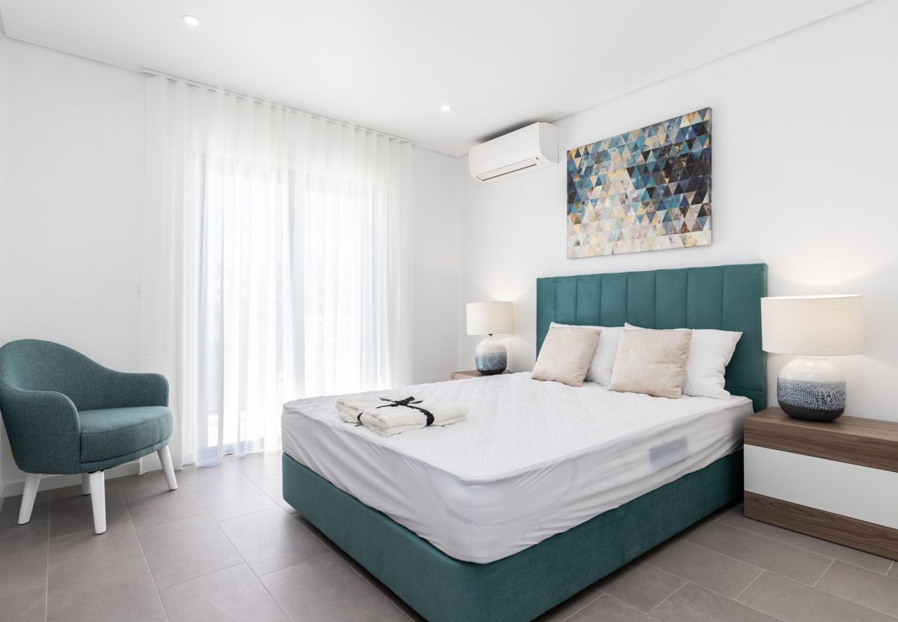 Casa geminada em Manta Rota - Moradia 4 quartos com piscina em condomínio by AlgarveManta (6V4)