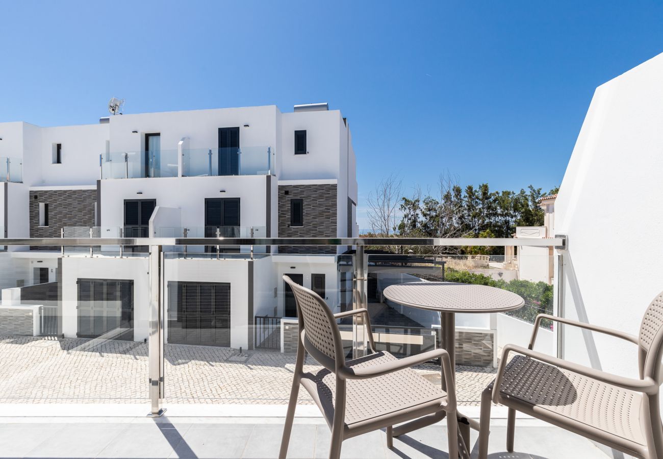 Casa geminada em Manta Rota - Moradia 4 quartos com piscina em condomínio by AlgarveManta (6V4)