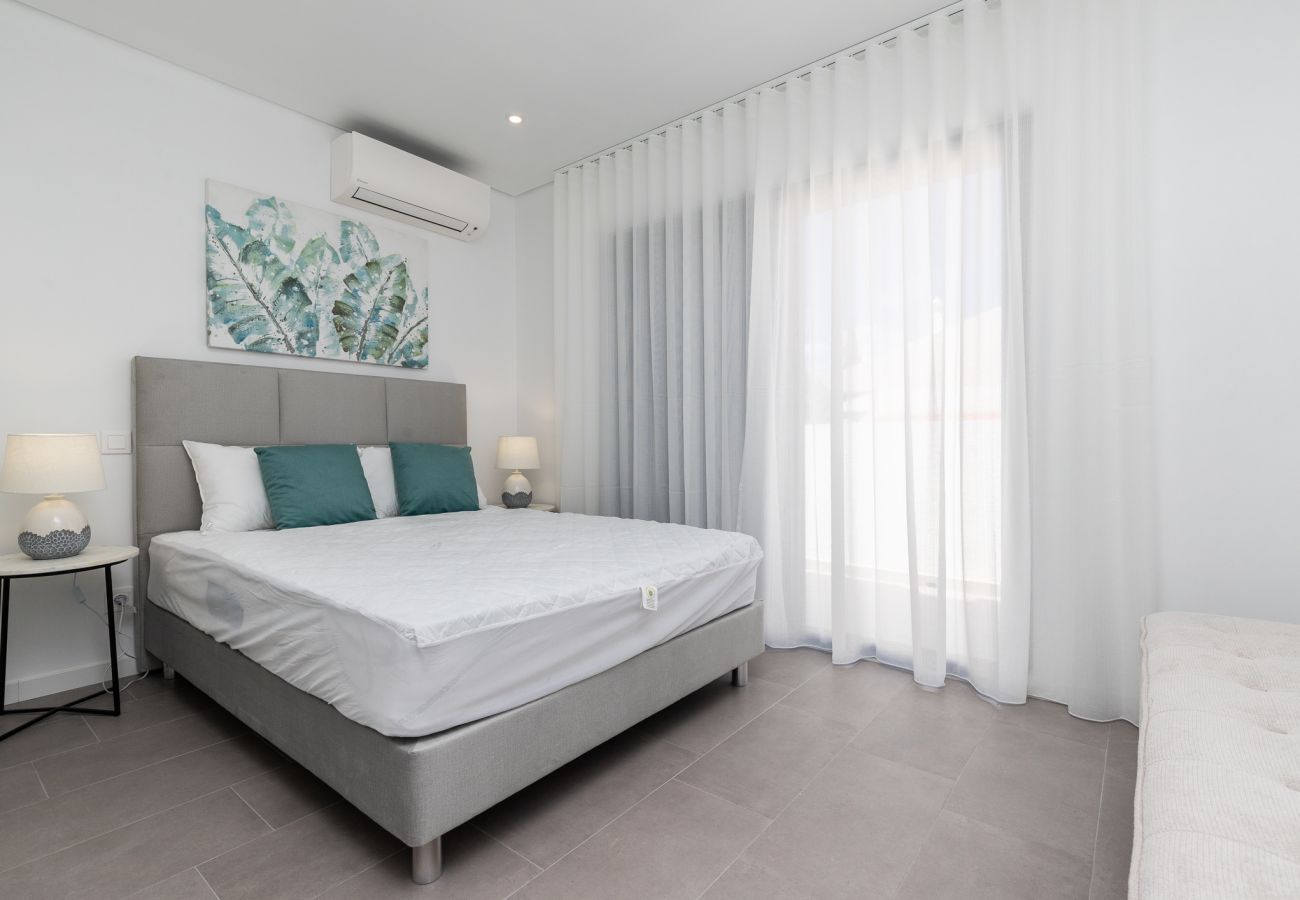 Casa geminada em Manta Rota - Moradia 4 quartos com piscina em condomínio by AlgarveManta (6V4)