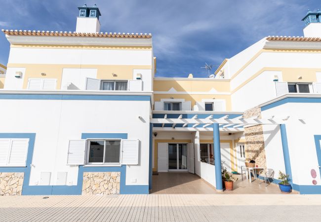 Condomínio em Manta Rota - Moradia  em condomínio com piscina e WIFI by AlgarveManta (8V4) Condomínio em Manta Rota - Moradia  em condomínio com piscina e WIFI by AlgarveManta (8V4)