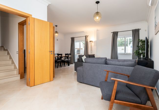 Condomínio em Manta Rota - Moradia  em condomínio com piscina e WIFI by AlgarveManta (8V4) Condomínio em Manta Rota - Moradia  em condomínio com piscina e WIFI by AlgarveManta (8V4)