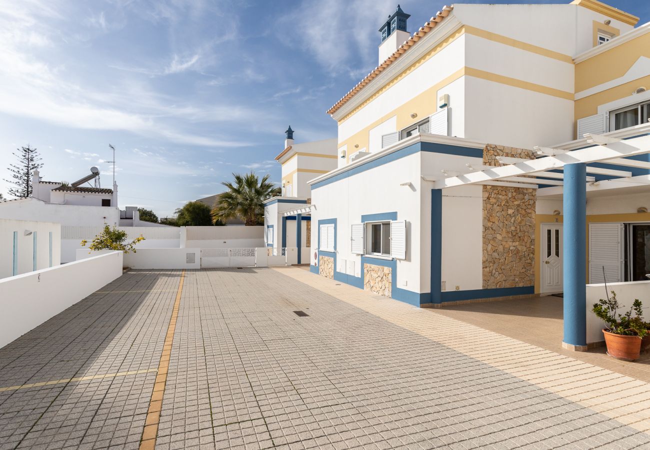 Condomínio em Manta Rota - Moradia  em condomínio com piscina e WIFI by AlgarveManta (8V4)