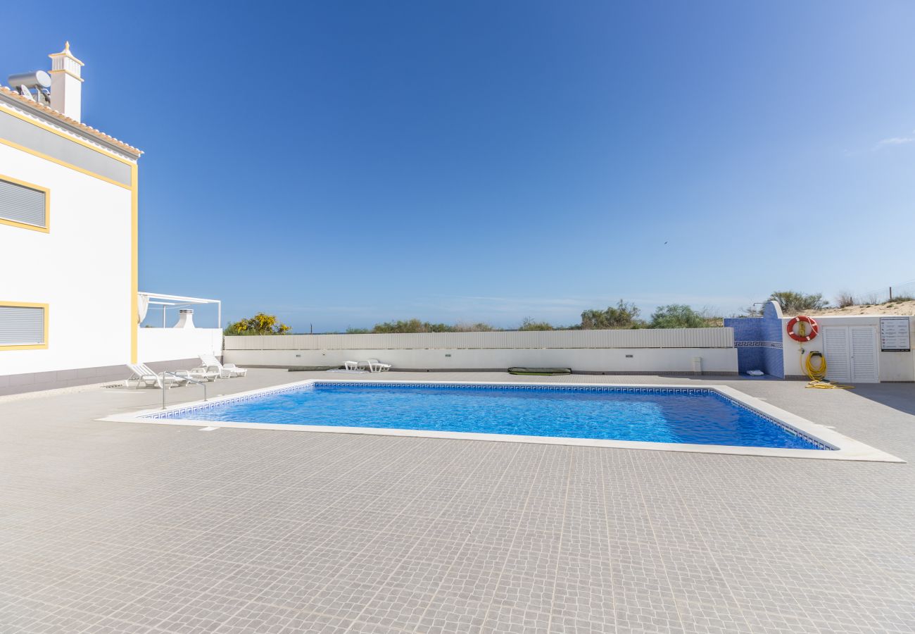 Apartamento em Manta Rota - Apartamento em condomínio com piscina a 50m da praia by AlgarveManta (6T2)