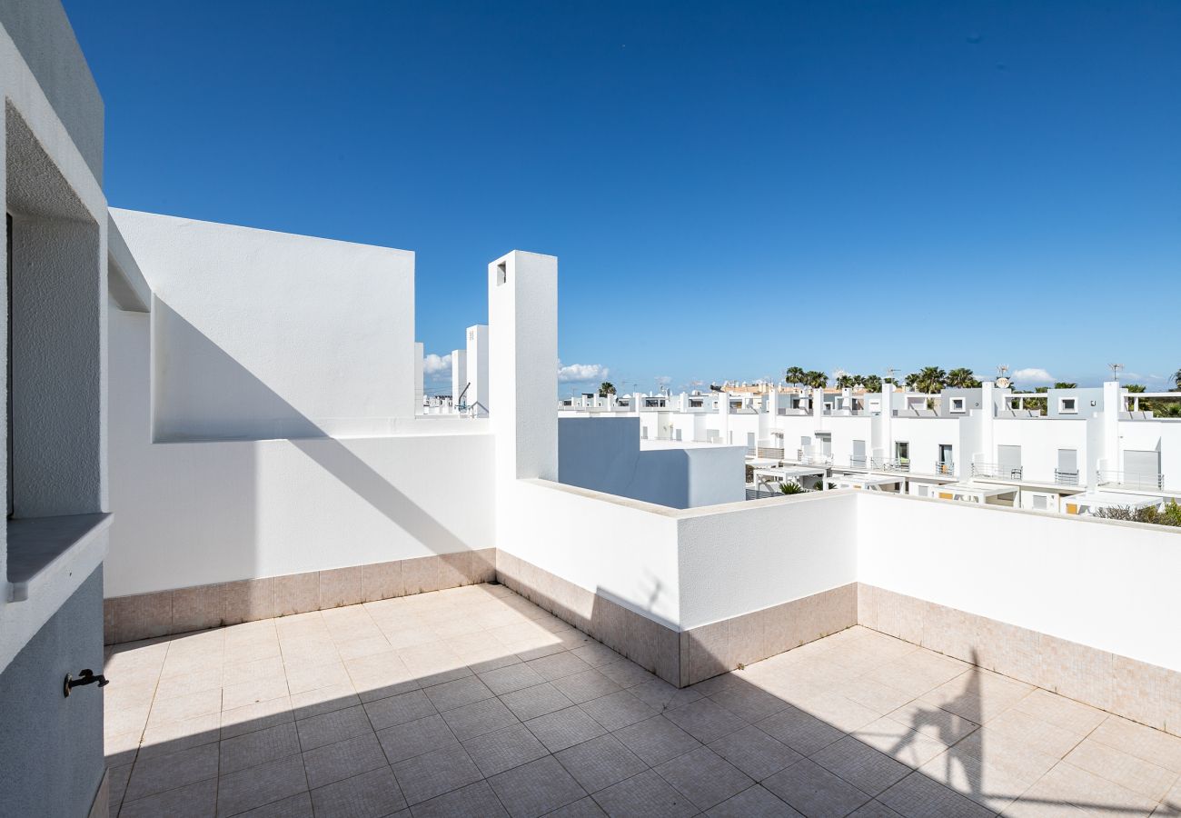 Casa geminada em Manta Rota - Moradia com 3 quartos a 50m da praia com Pátio by AlgarveManta (15V3)