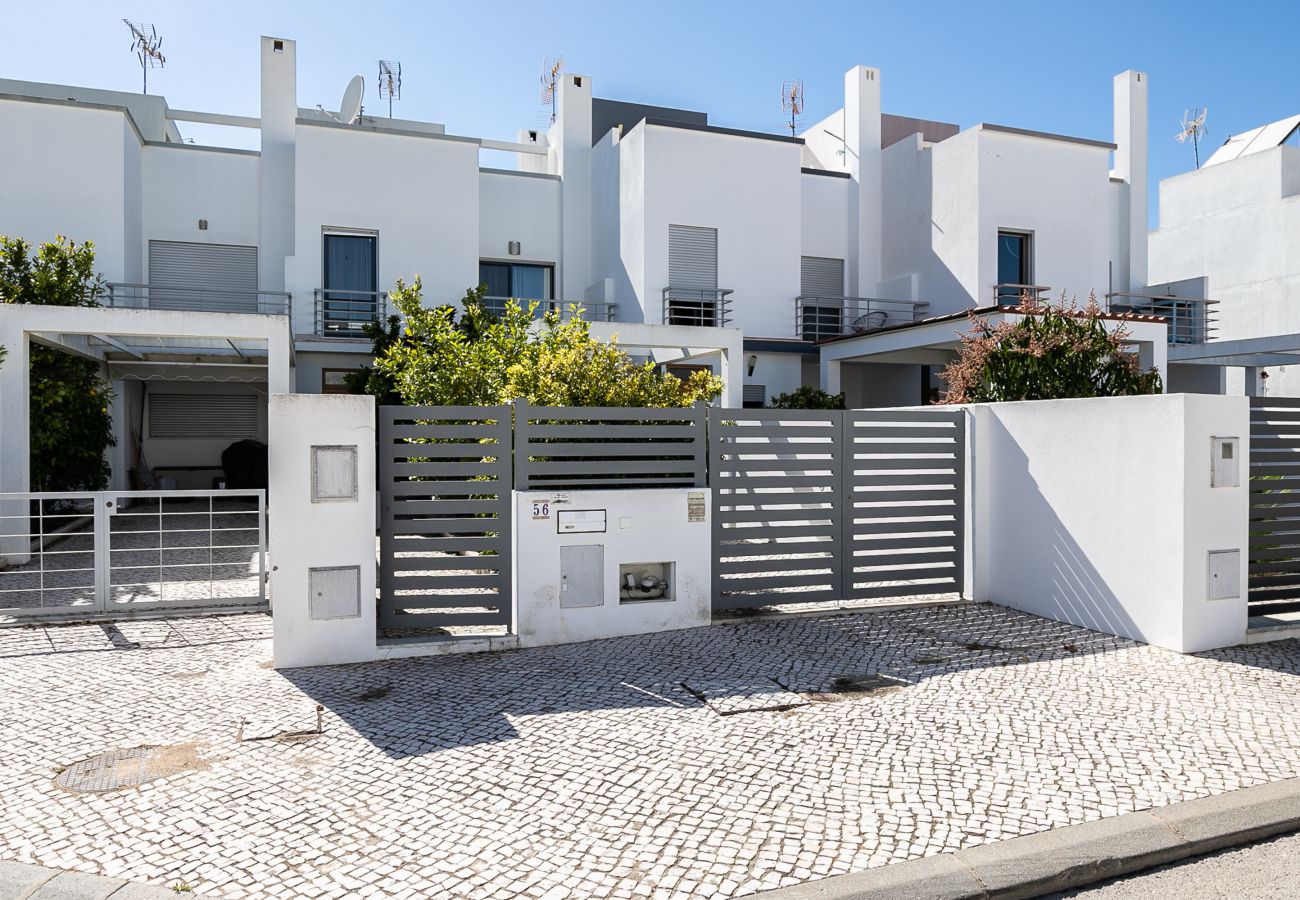 Casa geminada em Manta Rota - Moradia com 3 quartos a 50m da praia com Pátio by AlgarveManta (15V3)