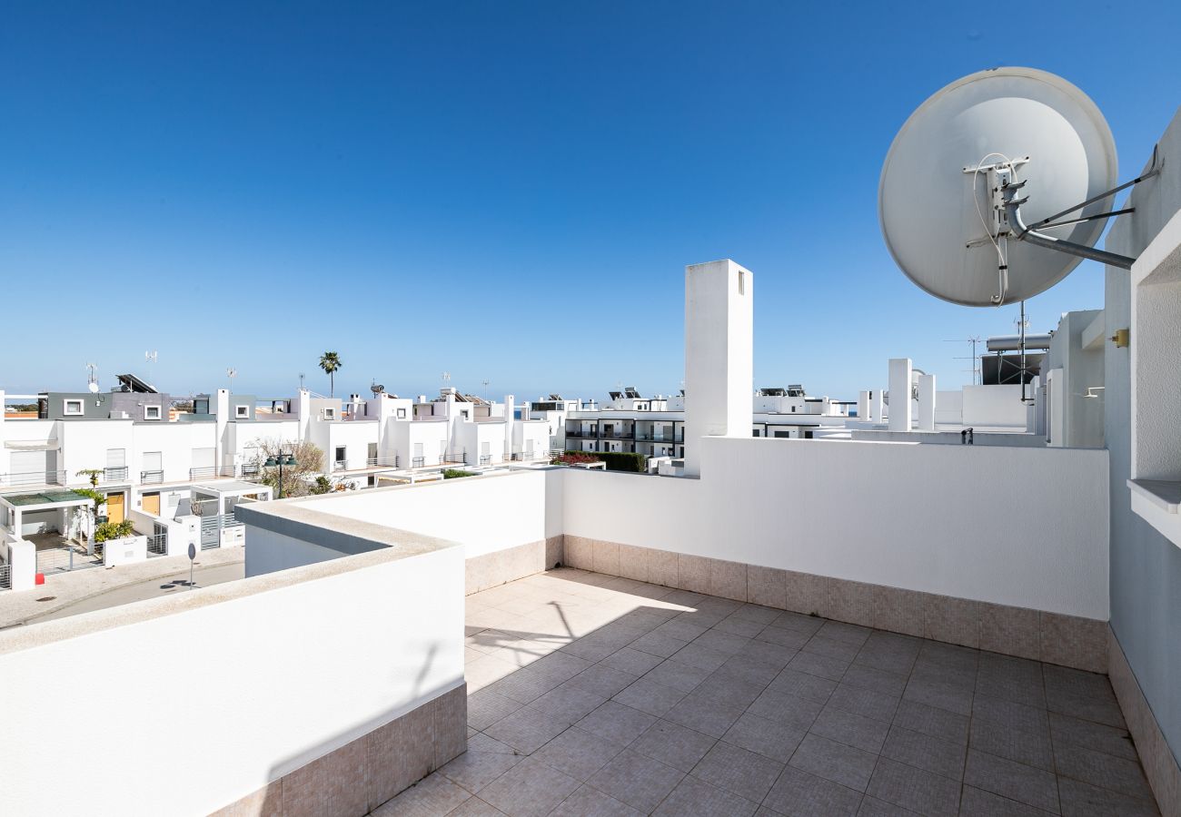 Casa geminada em Manta Rota - Moradia com 3 quartos a 50m da praia com Pátio by AlgarveManta (15V3)