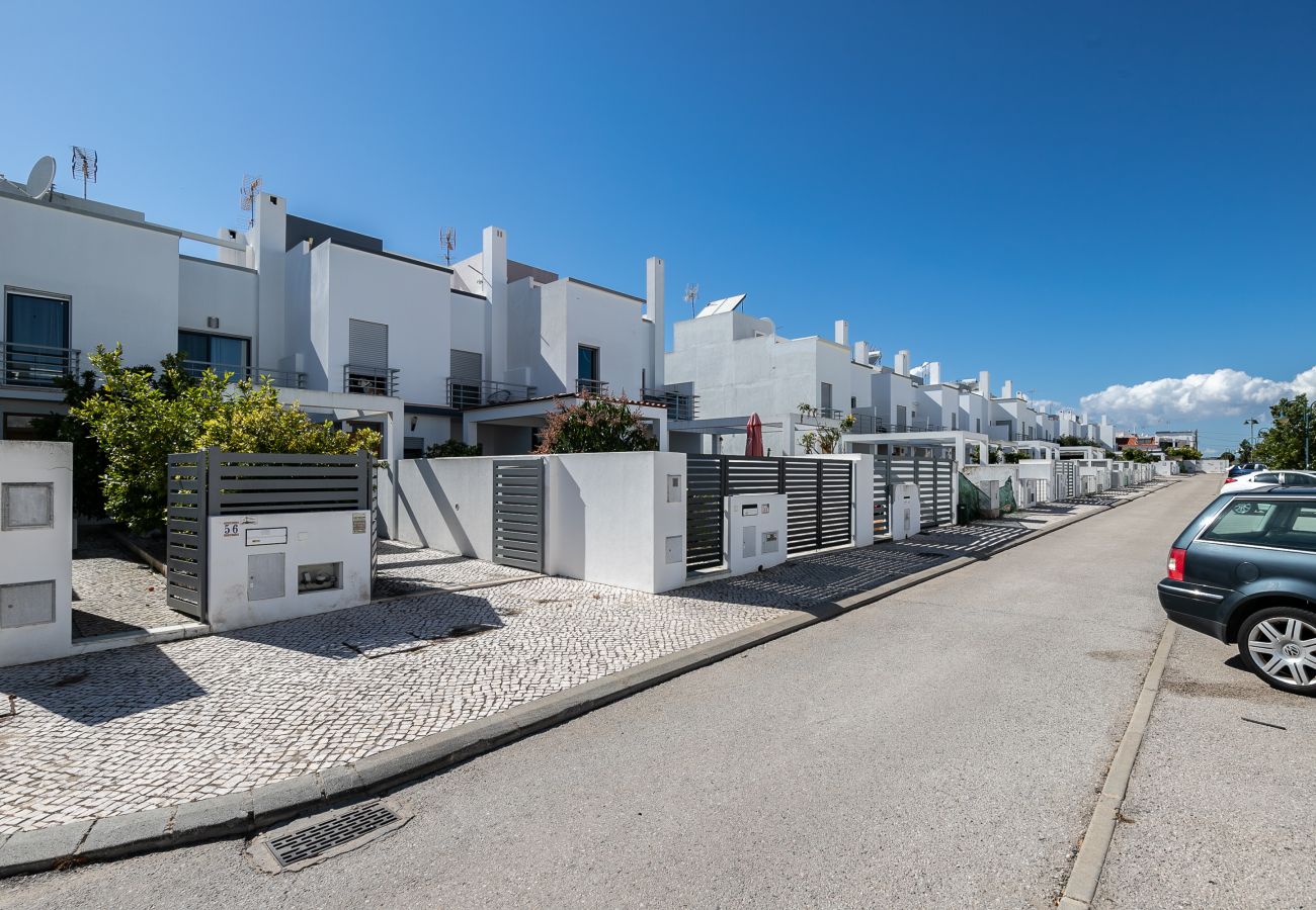Casa geminada em Manta Rota - Moradia com 3 quartos a 50m da praia com Pátio by AlgarveManta (15V3)