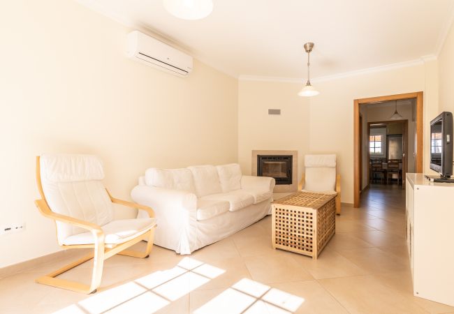 Casa geminada em Manta Rota - Moradia 4 quartos e pátio by AlgarveManta (2V4) Casa geminada em Manta Rota - Moradia 4 quartos e pátio by AlgarveManta (2V4)