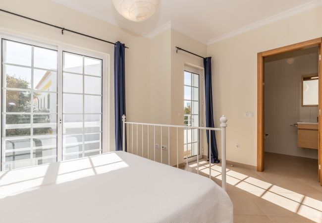 Casa geminada em Manta Rota - Moradia 4 quartos e pátio by AlgarveManta (2V4) Casa geminada em Manta Rota - Moradia 4 quartos e pátio by AlgarveManta (2V4)