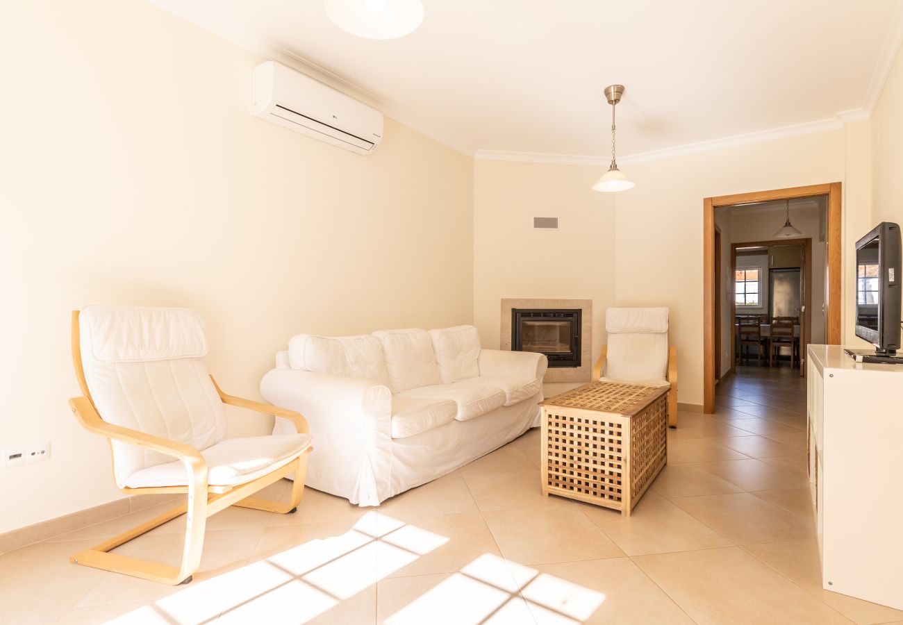 Casa geminada em Manta Rota - Moradia 4 quartos e pátio by AlgarveManta (2V4)