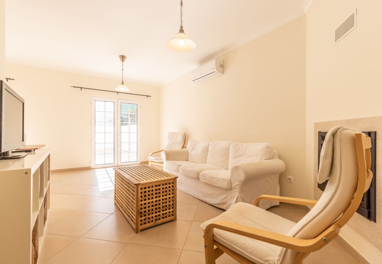 Casa geminada em Manta Rota - Moradia 4 quartos e pátio by AlgarveManta (2V4)